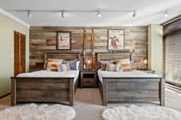 City Center Oasis: Prime Location with Views! - Image 5