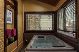 Local Artist Suite #2 - Queen Anne Bed & Breakfast - Image 3
