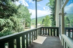 Local's Condo in Vail, Steps from Ski Shuttle - Image 2