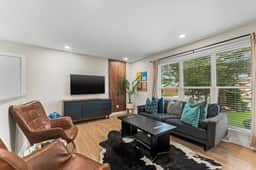 Spacious 5-Bed Home with Hot Tub - Image 2