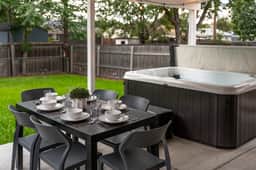 Spacious 5-Bed Home with Hot Tub - Image 3