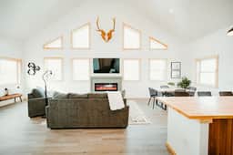 New Cabin I Game Room I King Beds I Mountains - Image 2