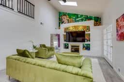 Pop Art Speakeasy | Karaoke, Mini Golf, Hot Tub & Pool - Image 2