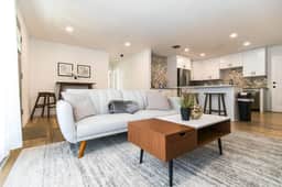 Private Chic 2br | 10 min to Downtown| Fast Wifi - Image 3