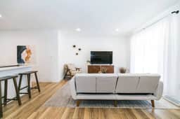 Private Chic 2br | 10 min to Downtown| Fast Wifi - Image 2
