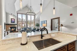 Remodeled Condo, Ski in/out with Hot Tub, Spa, Gym - Image 5