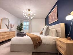 Stylish Townhouse Retreat - 15 min to DT - Image 3