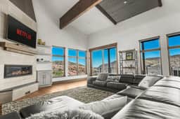 Red Rock Mountain View Luxury Retreat - Image 2