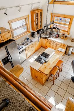Cabin-Style Ski Home in Minturn with Private Deck - Image 2