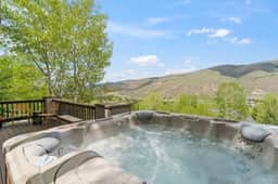 Family Friendly Retreat W/Hot Tub-- 8 min to Vail - Image 2