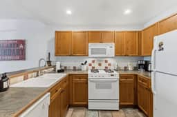 Chapel Square Condo W/ Fireplace, Gym & Steam Room - Image 5