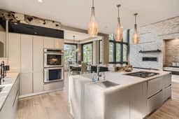 Spacious Morrison Retreat w/Yoga/Patio & fireplace - Image 3
