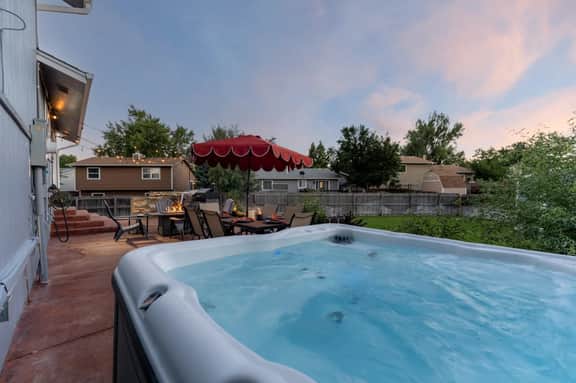 Brand New LUX  Home| Hot Tub | 15min to Den - Image 2
