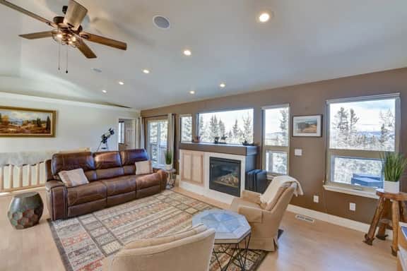Cabin on 13 acres w/ Pool Table & Jacuzzi Tub! - Image 2