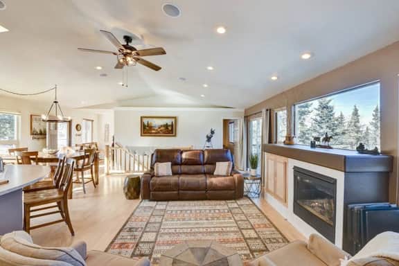 Cabin on 13 acres w/ Pool Table & Jacuzzi Tub! - Image 5