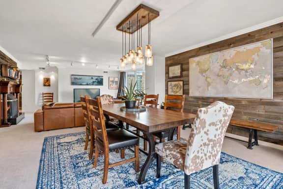 City Center Oasis: Prime Location with Views! - Image 4