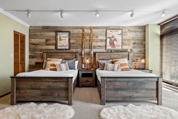 City Center Oasis: Prime Location with Views! - Image 5