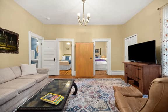 Estrella De Oro Residences: Old House- Walk Downtown! - Image 3