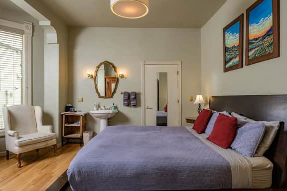 Local Artist Suite #1 - Queen Anne Bed & Breakfast - Image 3
