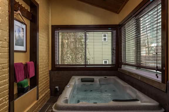 Local Artist Suite #2 - Queen Anne Bed & Breakfast - Image 3