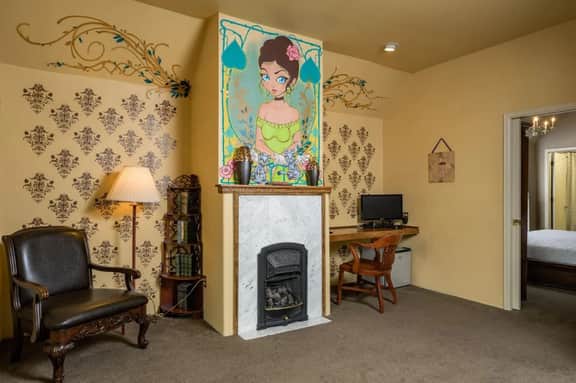 Local Artist Suite #3 - Queen Anne Bed & Breakfast - Image 3