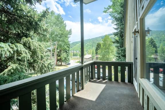 Local's Condo in Vail, Steps from Ski Shuttle - Image 2