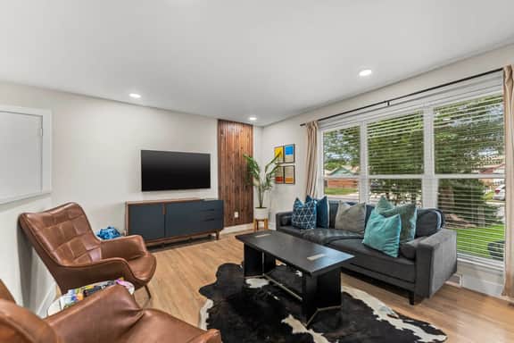 Spacious 5-Bed Home with Hot Tub - Image 2