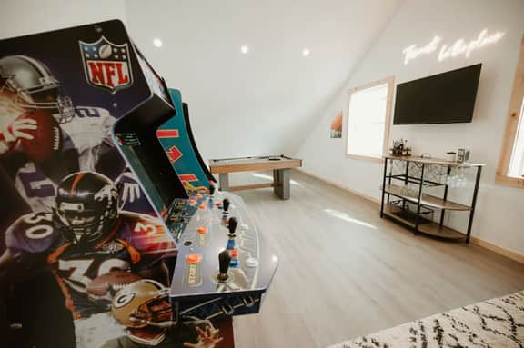 New Cabin I Game Room I King Beds I Mountains - Image 4