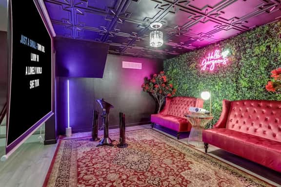 Pop Art Speakeasy | Karaoke, Mini Golf, Hot Tub & Pool - Image 3