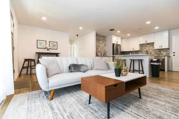 Private Chic 2br | 10 min to Downtown| Fast Wifi - Image 3