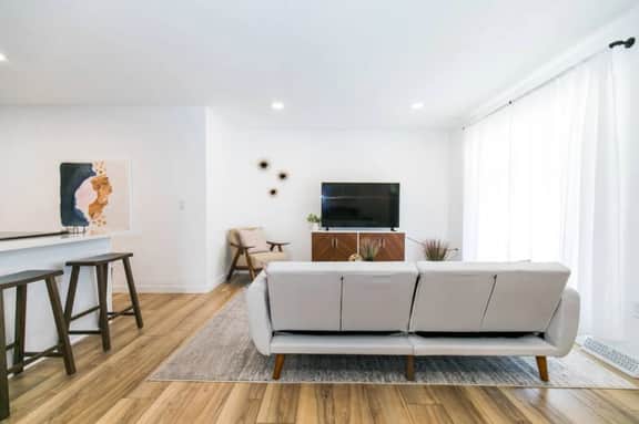Private Chic 2br | 10 min to Downtown| Fast Wifi - Image 2