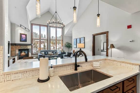 Remodeled Condo, Ski in/out with Hot Tub, Spa, Gym - Image 5