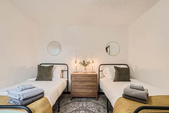 Stylish Townhouse Retreat - 15 min to DT - Image 4
