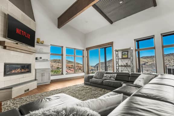 Red Rock Mountain View Luxury Retreat - Image 2