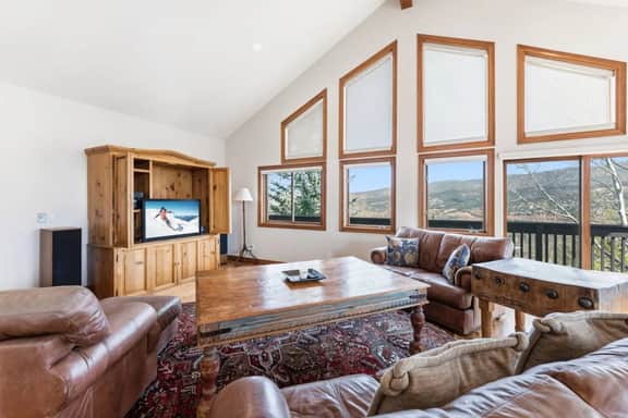 Gold Dust Getaway | Hot tub | Near Ski Resorts - Image 3