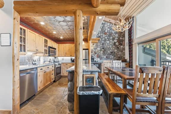 Lionshead Living | Steps from Gondola + Pool - Image 2