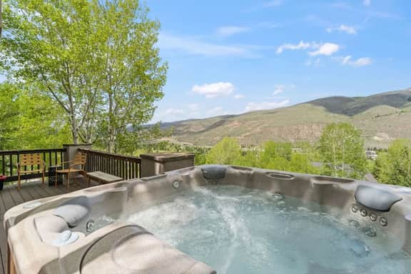 Family Friendly Retreat W/Hot Tub-- 8 min to Vail - Image 2
