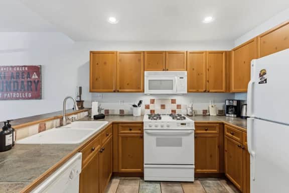 Chapel Square Condo W/ Fireplace, Gym & Steam Room - Image 5