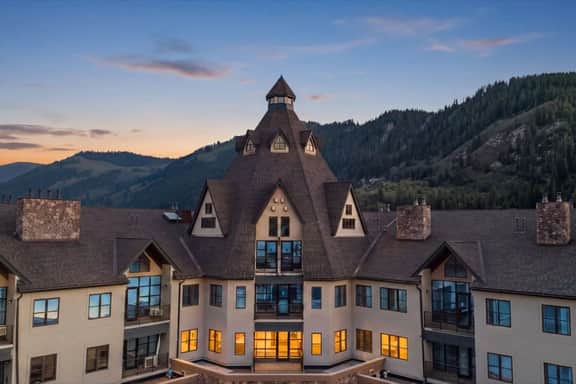 Chapel Square Condo W/ Fireplace, Gym & Steam Room - Image 2