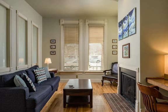 Local Artist Suite #1 - Queen Anne Bed & Breakfast - Image 1