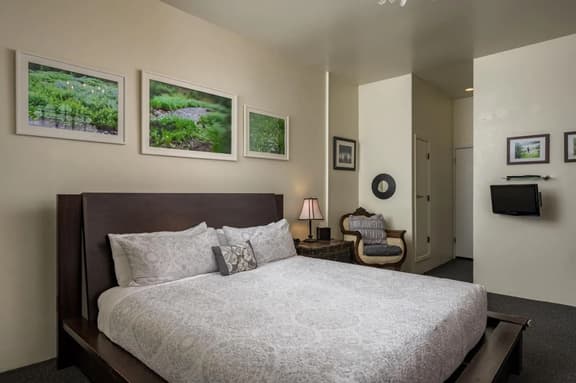 Local Artist Suite #2 - Queen Anne Bed & Breakfast - Image 1