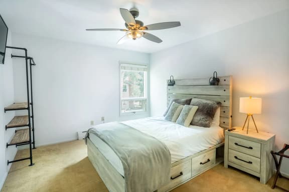 Local's Condo in Vail, Steps from Ski Shuttle - Image 1