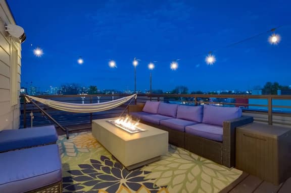 Modern, Spacious Townhouse Blocks from Downtown - Image 1