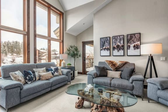 Remodeled Condo, Ski in/out with Hot Tub, Spa, Gym - Image 1