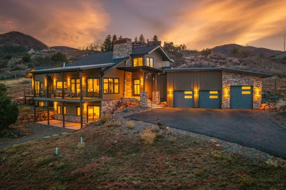 Red Rock Mountain View Luxury Retreat - Image 1